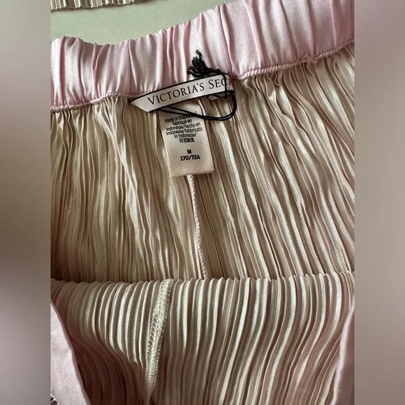 VS shiny pleated pajama set - Picture 2 of 4